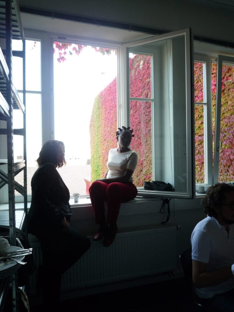 Koyo Kouoh in una delle riunioni per documenta 13, 2009. Foto Eva Sharrer, courtesy Carolyn Christov-Bakargiev