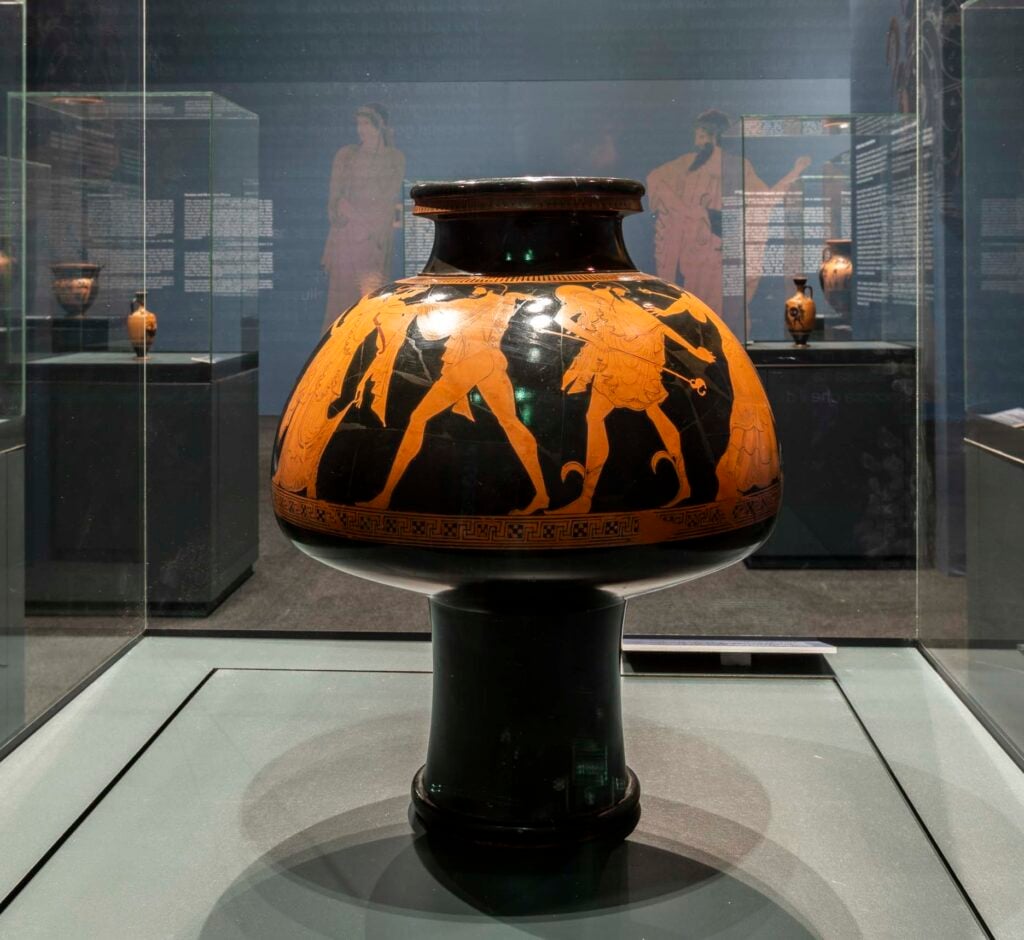 la lotta di idas contro apollo in uno dei avsi della collezione panitteri museo griffo agrigento 2024 25 ph angelo pitrone La storia dei vasi greci di Agrigento finiti a Monaco nel 1824 e tornati a casa nel 2024