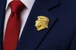 Quella con il profilo di Trump non è solo una spilla. È uno strumento di potere