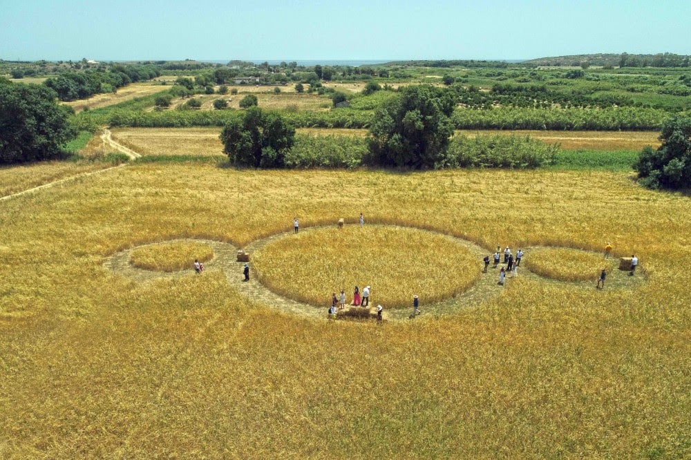 listallazione di pistoletto al parco dellanima nel 2019 Arriva anche l’arte contemporanea all’Infiorata di Noto, una delle feste tradizionali più famose di Sicilia