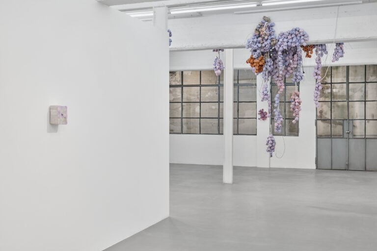 Luca Staccioli, Falling Flowers, installation view at ArtNoble Gallery, Milano, 2025. Courtesy ArtNoble Gallery. Photo Michela Pedranti
