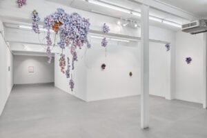 Tutti i fiori del consumismo. Nella mostra di Luca Staccioli a Milano 
