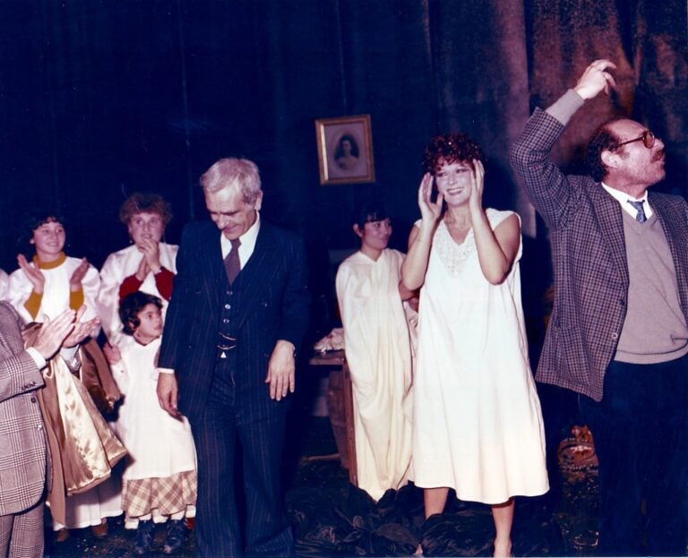 Ludovico Corrao, Francesca Benedetti e Emilio Isgrò alla fine dello spettacolo 'Gibella del martirio' di Isgrònnel, 1982. Ph. Archivio Fondazione Orestiadi
