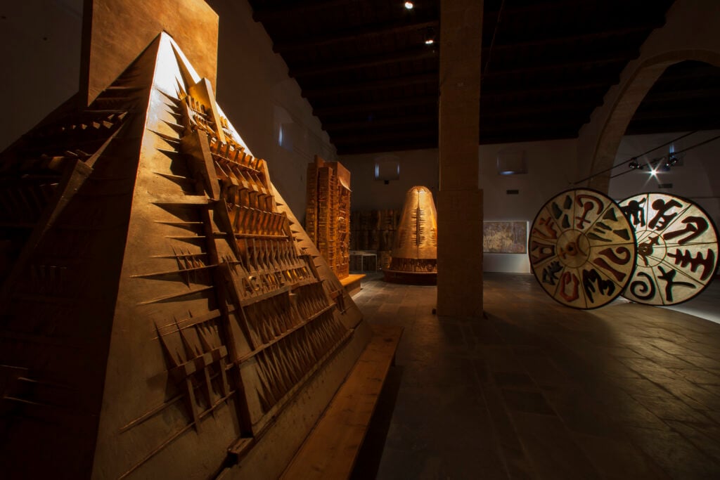 macchine sceniche per le orestiadi di arnaldo pomodoro Gibellina Capitale, verso il 2026. Parola a Francesca Corrao per la Fondazione Orestiadi