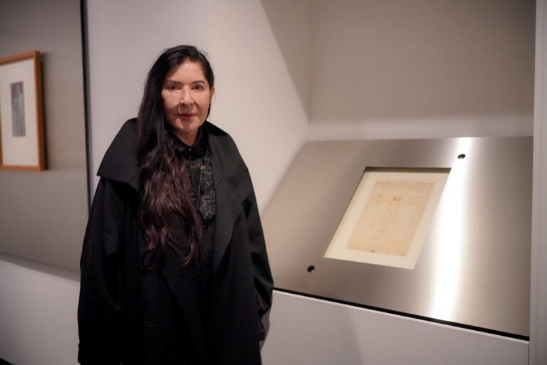 Marina Abramović durante la visita alla mostra Corpi moderni, Venezia, Gallerie dell’Accademia, photo Andrea Avezzù