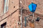 17 interventi permanenti d’artista (uno per contrada) su 17 lanterne dell’illuminazione pubblica di Siena