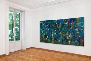 Dentro l’atelier di Georgina Gratrix: la mostra a Milano tra pittura e (quasi) scultura