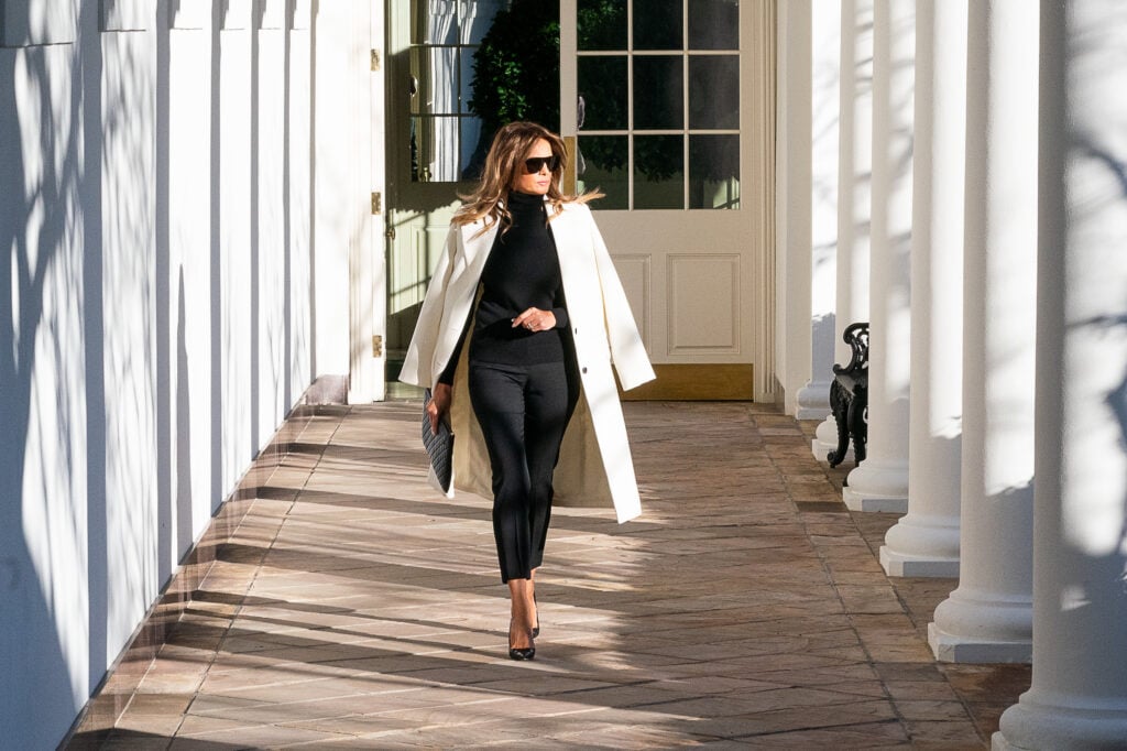 La statua di Melania Trump in Slovenia è sparita. Di nuovo
