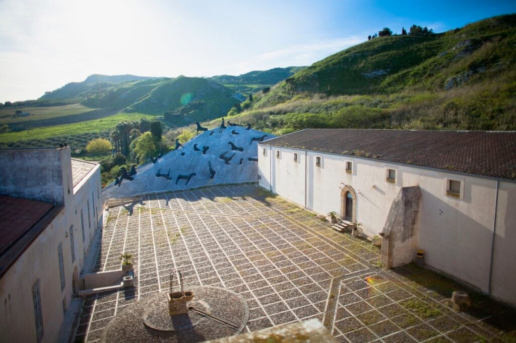 montagna di sale mimmo paladino ii Gibellina Capitale, verso il 2026. Parola a Francesca Corrao per la Fondazione Orestiadi