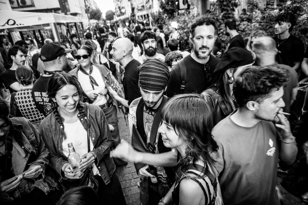 Un happening artistico collettivo si è svolto nella Chinatown di Milano: 70 opere su 70 chiodi