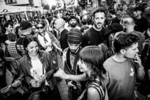 Un happening artistico collettivo si è svolto nella Chinatown di Milano: 70 opere su 70 chiodi