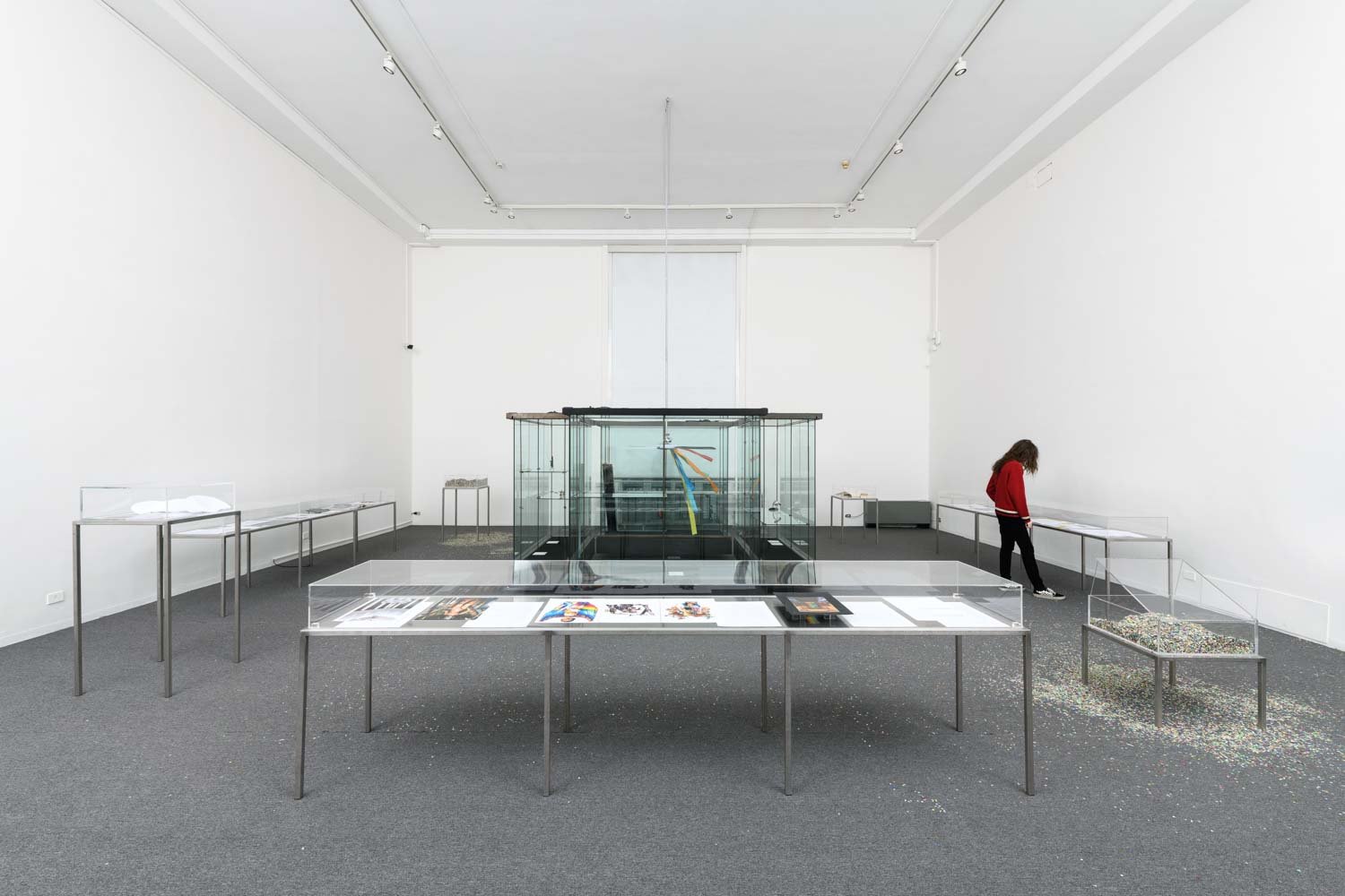 https://www.artribune.com/wp-content/uploads/2025/05/muciv-museo-delle-civilta-bruna-esposito-giganti-miniature-ipotesi-circa-il-museo-e-note-sul-carnevale-installation-view-foto-di-giorgio-benni-courtesy-museo-delle-civilta-1.jpg