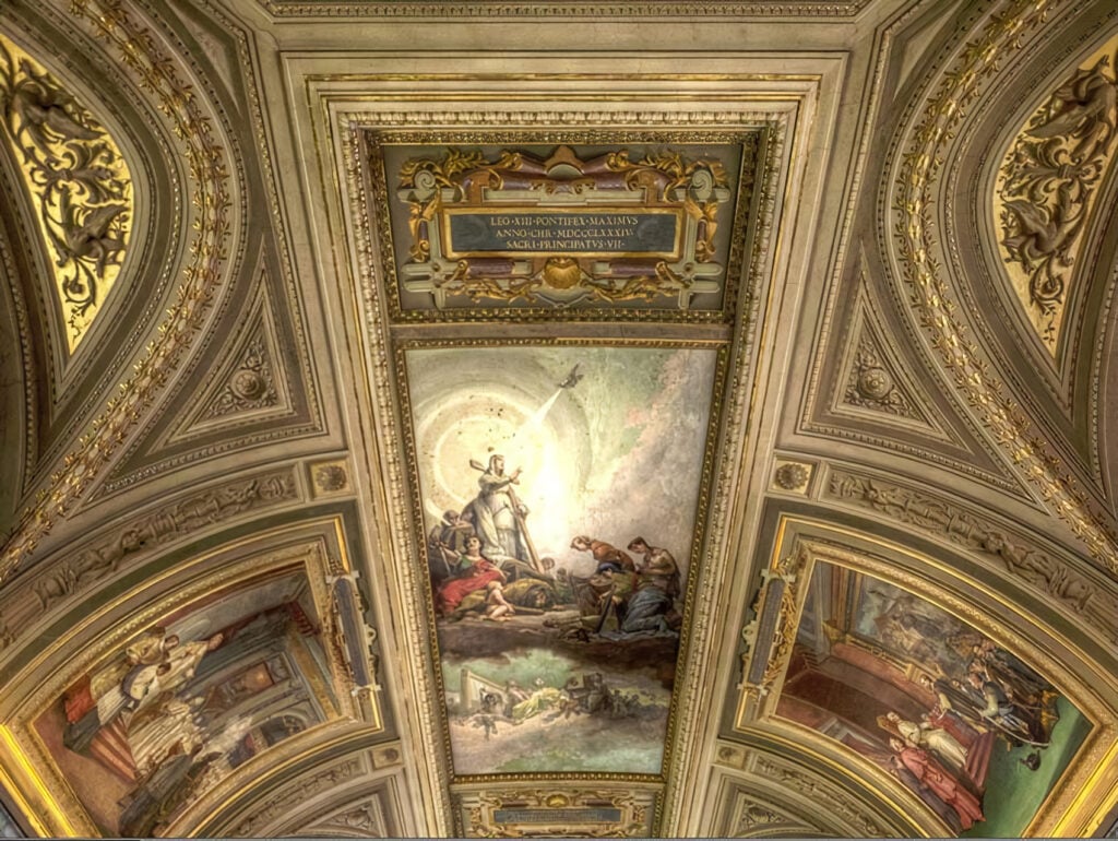 musei vaticani la galleria dei candelabri con il soffitto dedicato allallegoria delle arti La passione per il cinematografo di Leone XIII, il Papa che ha ispirato Robert Prevost