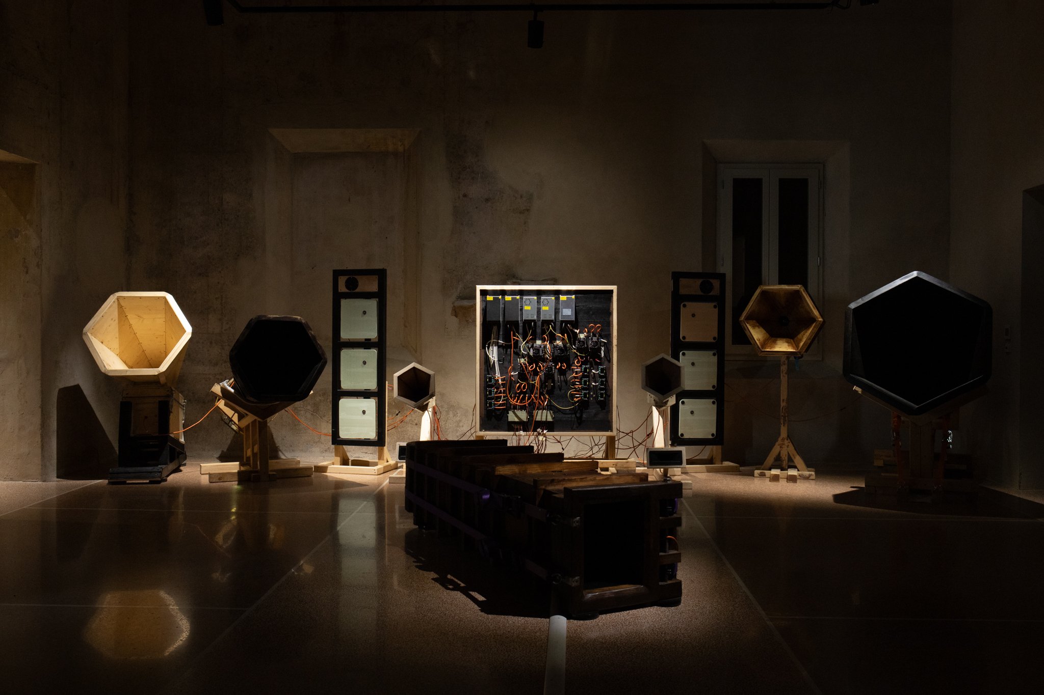https://www.artribune.com/wp-content/uploads/2025/05/nicola-facchini-giuseppe-de-benedittis-organomotore-2024-closer-villa-davia-foto-di-giorgia-tronconi-courtesy-adiacenze.jpg