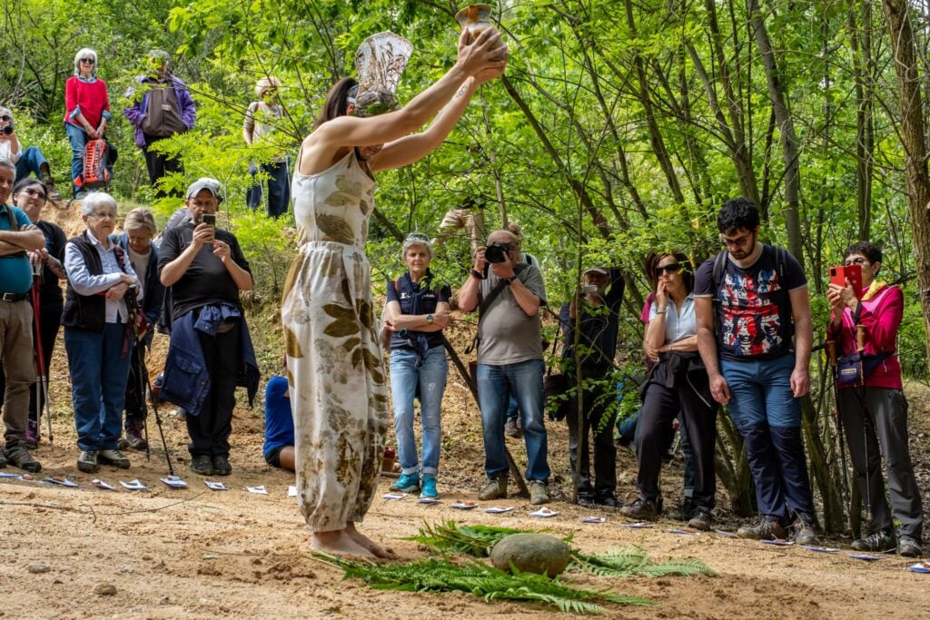 performance a castellamonte piemonte 1 In arrivo la rassegna che celebra le città della ceramica artistica e artigianale