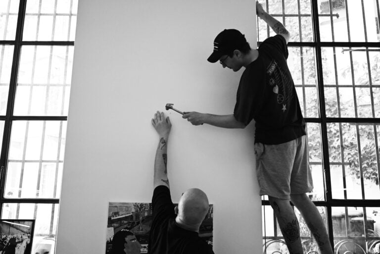 phfrancesca useri4 Un happening artistico collettivo si è svolto nella Chinatown di Milano: 70 opere su 70 chiodi