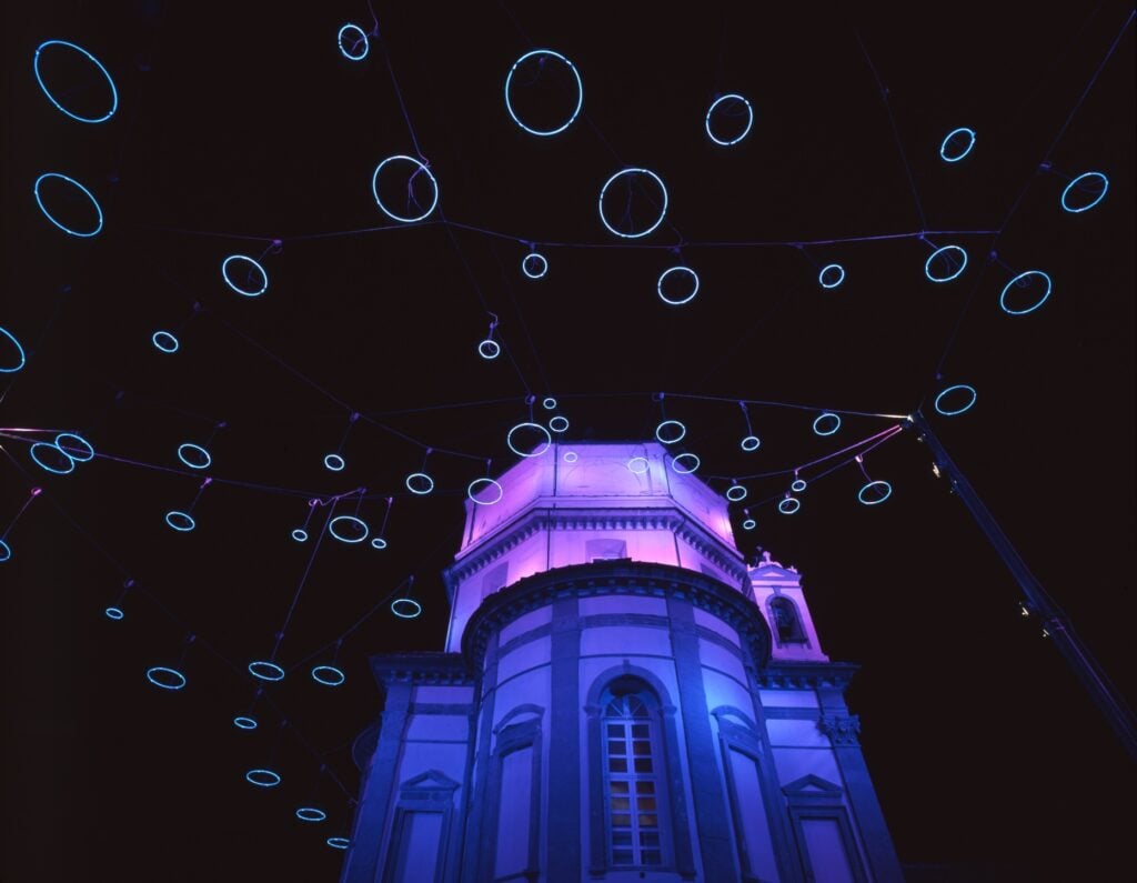 Rebecca Horn, Piccoli spiriti blu,1999, Torino, chiesa di Santa Maria del Monte, Monte dei Cappuccini, Courtesy Castello di Rivoli Museo d’Arte Contemporanea, CRRI, Centro di Ricerca del Castello di Rivoli, Archivio Paolo Pellion di Persano, Donazione Eredi Foto Paolo Pellion di Persano © REBECCA HORN, by SIAE 2025