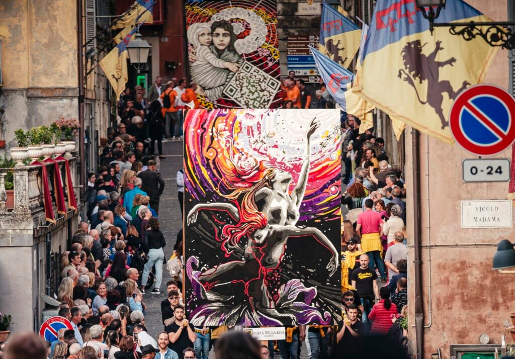 La Festa dei Pugnaloni. Quando il borgo di Acquapendente si trasforma in un trionfo di fiori