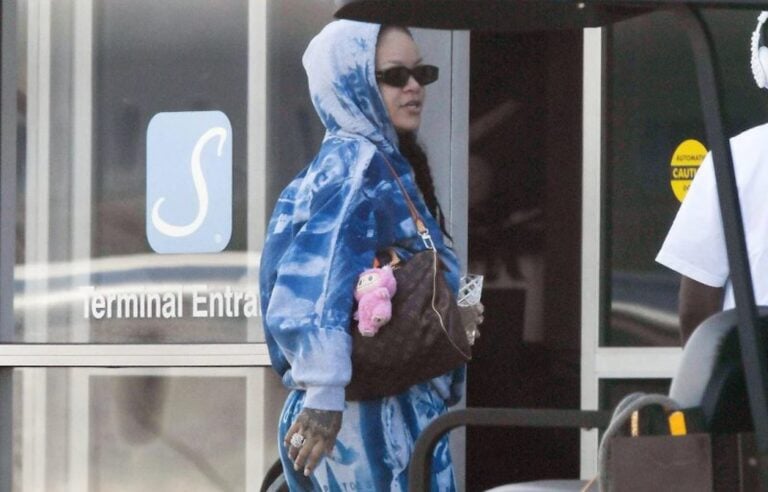 Rihanna paparazzata con un Labubu
