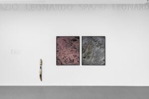Vulcani, corpo e terra nella mostra di Ruben Brulat a Milano