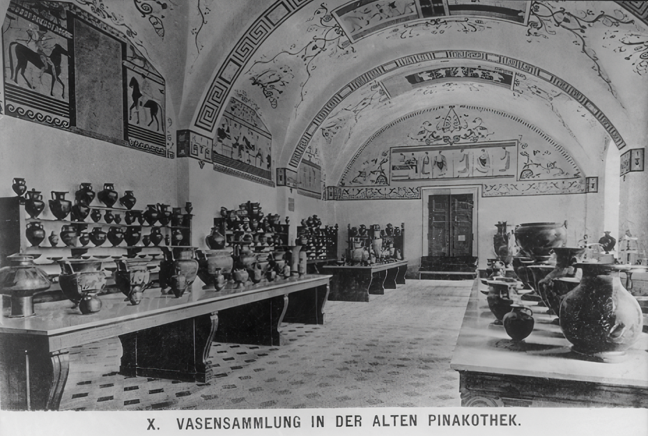 sala iv dellattuale alte pinakothek intorno al 1885 in primo piano a sx e stato riconosicuto uno dei vasi panitteri La storia dei vasi greci di Agrigento finiti a Monaco nel 1824 e tornati a casa nel 2024