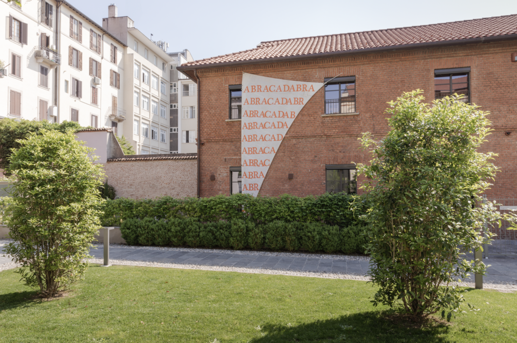 Opere d’arte contemporanea in 100 borghi dell’Italia intera. Il progetto compie 5 anni e si presenta a Milano
