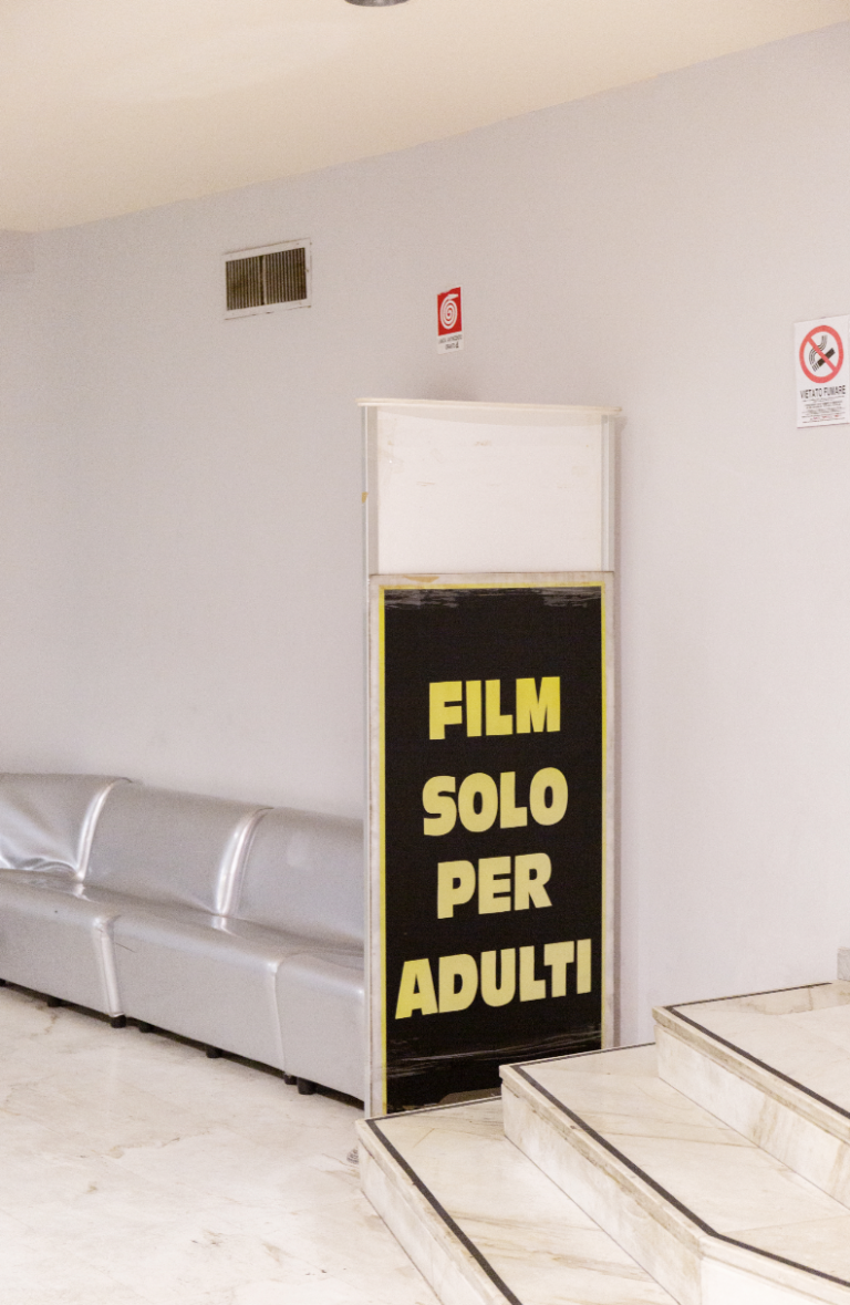 schermata 2025 05 19 alle 155502 Un vecchio cinema a luci rosse di Roma proietta per 8 ore film e video di un regista e fotografo francese