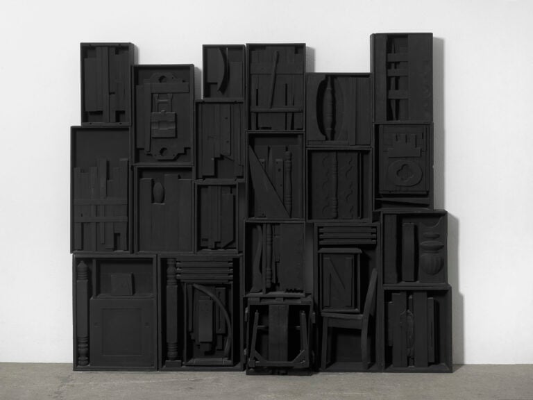 Louise Nevelson (Kiev, 1899 – New York, 1988) Senza titolo, 1964 c. Legno dipinto di nero 216x241x49.5cm [Photo: © Alessandro Zambianchi. Courtesy Gió Marconi, Milano]