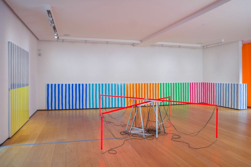 Il grande artista Dan Flavin rivive nei neon di Sergio Limonta a Milano