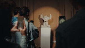 Pupazzetti a confronto col David di Michelangelo e altre opere d’arte bislacche sempre più presenti nei musei italiani