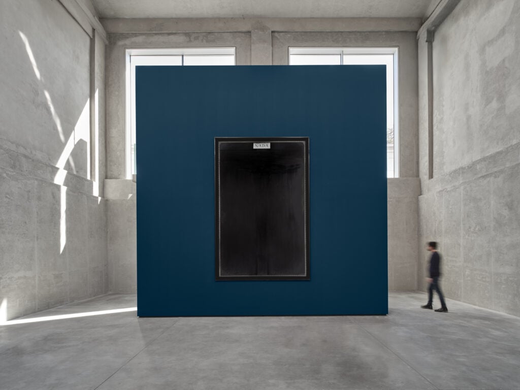 Una Cattedrale del Nulla nel mezzo di Fondazione Prada a Milano grazie all’artista-filosofo