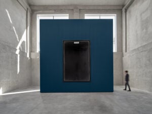 Una Cattedrale del Nulla nel mezzo di Fondazione Prada a Milano grazie all’artista-filosofo