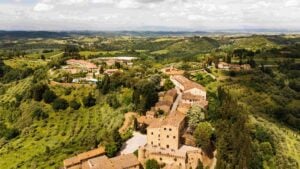 La storia del borgo diffuso di Castelfalfi in Toscana. Resort di lusso e paradiso per tutti 