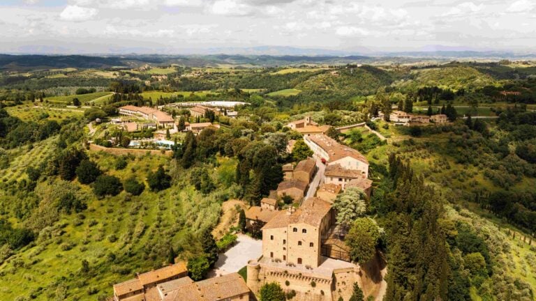 La storia del borgo diffuso di Castelfalfi in Toscana. Resort di lusso e paradiso per tutti 