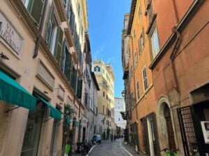 A Roma un gruppo di commercianti si allea per riqualificare un’antica strada del centro storico