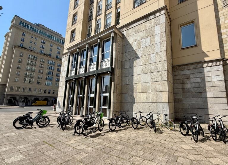 Visite guidate in bici per il Berlin Gallery Weekend davanti alla galleria Plan B