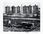 Vista di Gangnam con i complessi residenziali Hyundai. Foto di Jun Min Cho, per gentile concessione del Museo di Storia Contemporanea della Corea.