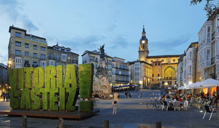 Vitoria-Gasteiz, Spagna Scultura vegetale in Plaza de la Virgen Blanca Foto Ayto Vitoria-Gasteiz, Eider Bernaola&Daniel Llano