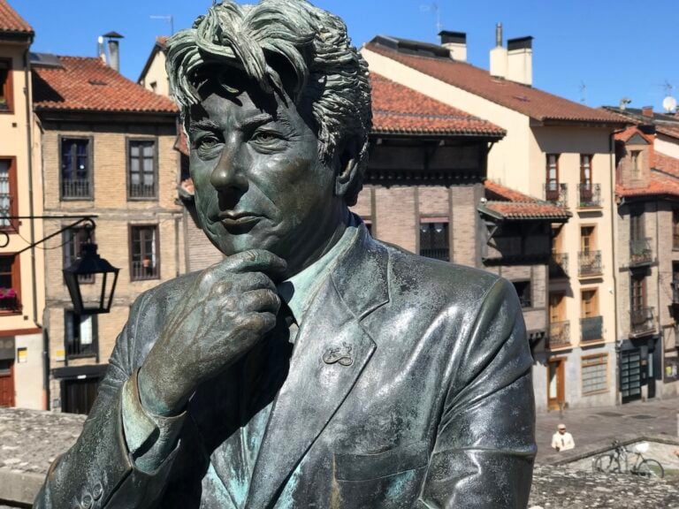 Vitoria-Gasteiz, Spagna Statua di Ken Follett ©Photo Dario Bragaglia