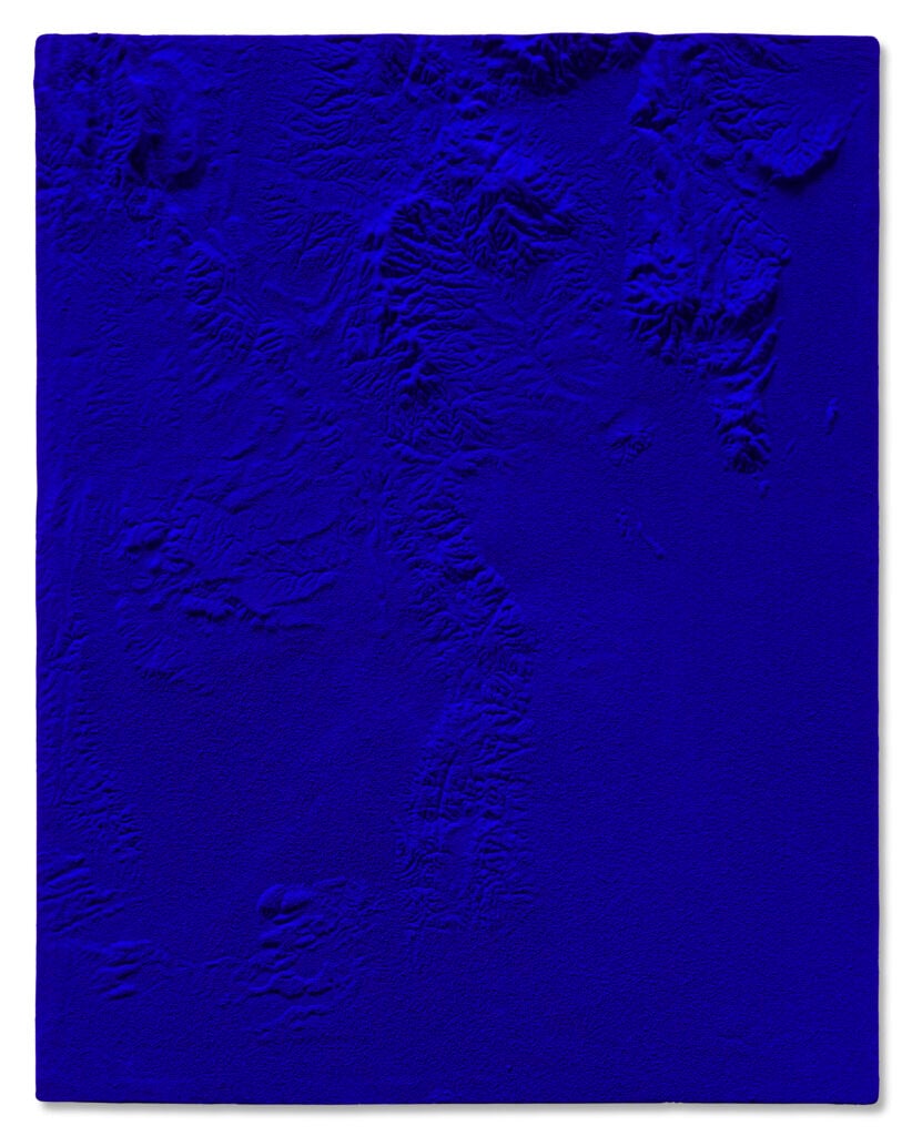 Yves Klein, Relief Planetaire Terre (Marsiglia, Aix), 1961. Per gentile concessione di Christie's Images Limited 2025