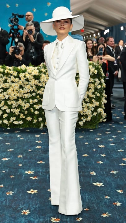 zendaya in louis vuitton Il Met Gala 2025 nasconde tanti riferimenti all’arte e ai Black dandy. Incluso il tappeto