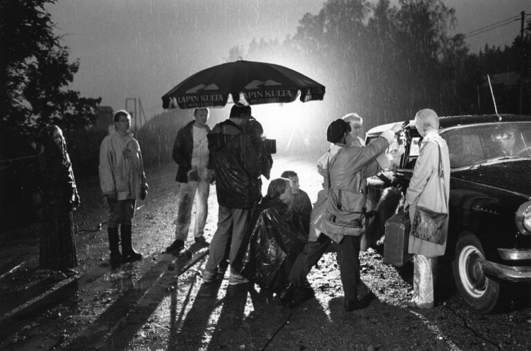 Marja Leena Hukkanen, fotografia di scena dal set del film Tatjana (1993) di Aki Kaurismäki, dalla serie _Shadows in Paradise. 1984-2024