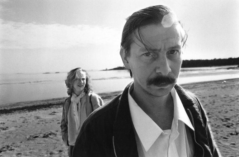 Marja Leena Hukkanen, fotografia di scena dal set del film Ombre in paradiso (1986) di Aki Kaurismäki, dalla serie _Shadows in Paradise. 1984-2024