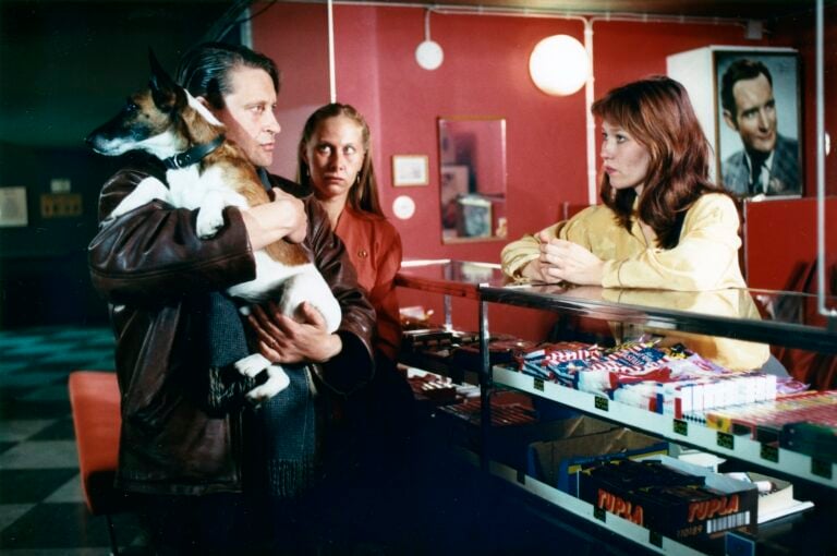 Marja Leena Hukkanen, fotografia di scena dal set del film Nuvole in viaggio (1996) di Aki Kaurismäki, dalla serie _Shadows in Paradise. 1984-2024