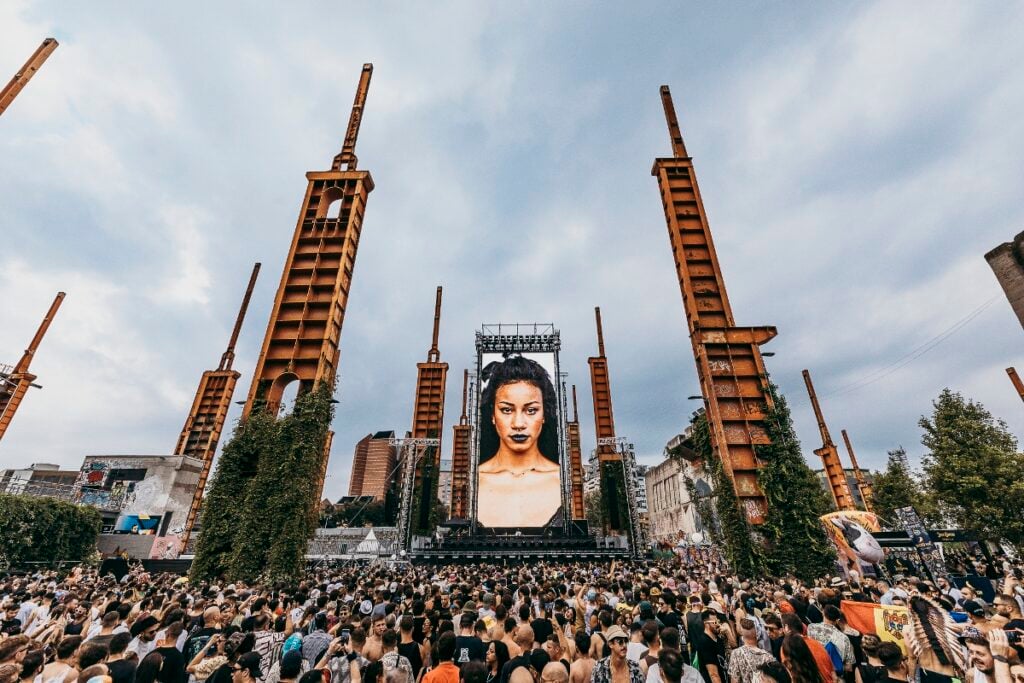 1 foto di oliviero toscani sul palco voyager del kappa futur festival di torino 1200x800 2 Guida ai festival di musica da seguire nell’estate 2025 nei posti più belli d’Italia
