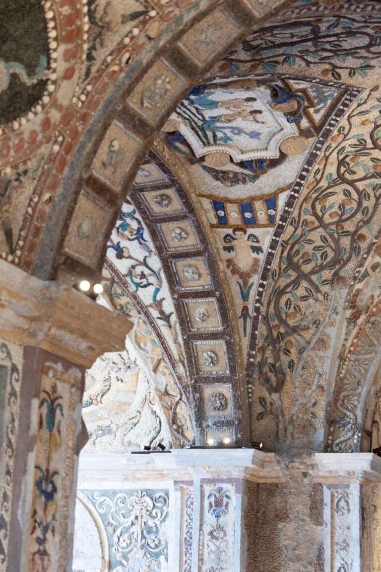 1 grotta di diana particolare con arco e vela della volta centrale vista dal braccio ovest decorazione a mosaico rustico policromo e polimaterico tivoli 2025 photo c andrea concordia La Grotta di Diana di Tivoli a Villa d’Este torna al suo antico splendore 