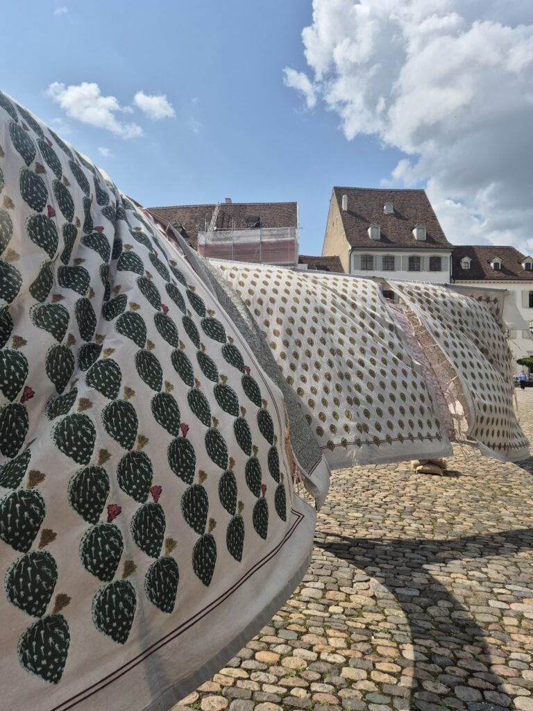 1 hylozoic desires himali singh soin e david soin tappeser namak halalnamak haram I 10 migliori progetti di Parcours, la sezione outdoor di Art Basel 2025 da scoprire passeggiando in città