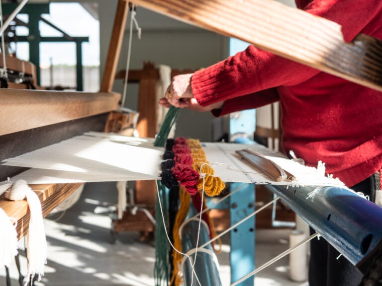 Lavorazione al telaio a Mogoro