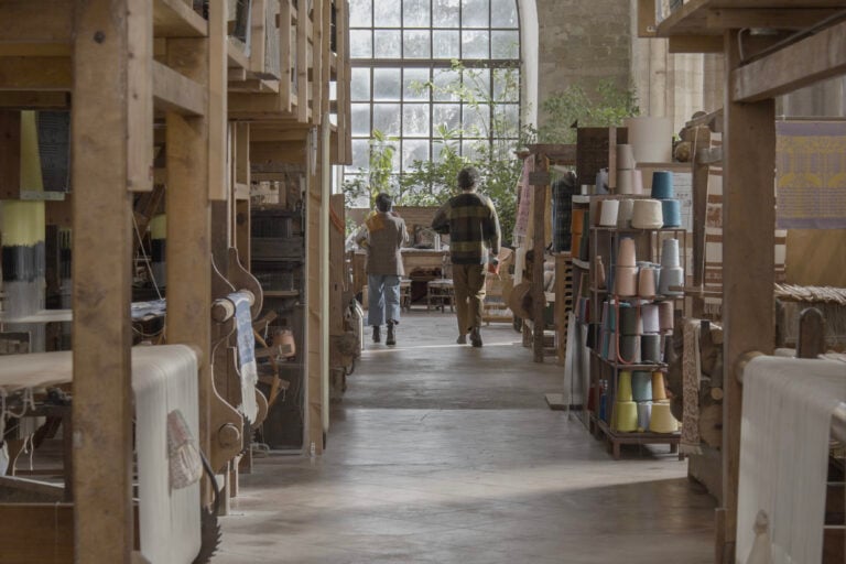 2 marco maria zanin acacia making of delle opere in tessuto con latelier di tessitura a mano giuditta brozzetti perugia 2025 A Reggio Emilia l’arte senza passato di Marco Maria Zanin. Mostra tra autobiografia e produzione artistica relazionale