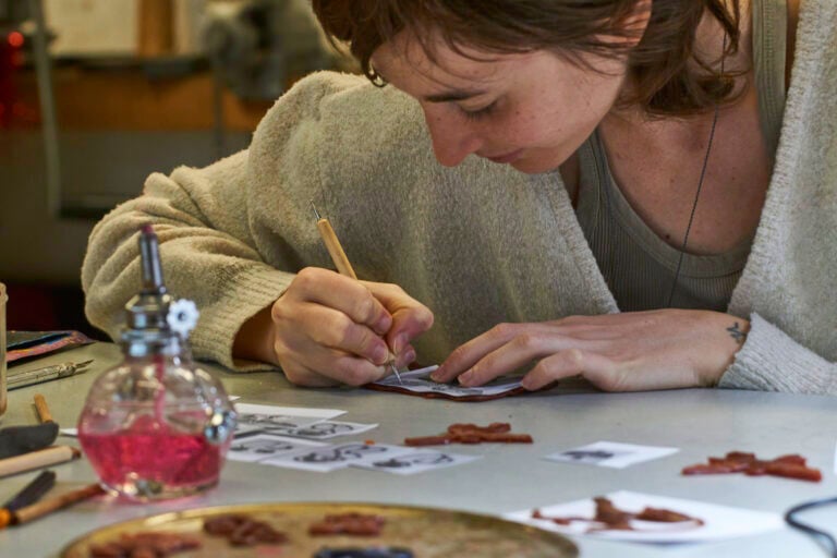 21 marco maria zanin acacia making of delle opere in bronzo con lo studio di oreficeria contemporanea tuorlo snc padova 2025jpg A Reggio Emilia l’arte senza passato di Marco Maria Zanin. Mostra tra autobiografia e produzione artistica relazionale